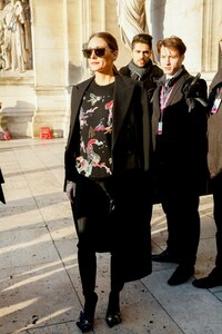 olivia-palermo-schiaparelli-haute-couture-spring-summer-fashion-show-in-paris-01-21-2019-0.thumb.jpg.3fc0042a957dafc87d0db9516e1fe91b.jpg