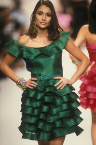 oscar-de-la-renta-ss-1992-2.thumb.jpg.da6bee8c6efe4aa863dcc5cb844dea64.jpg