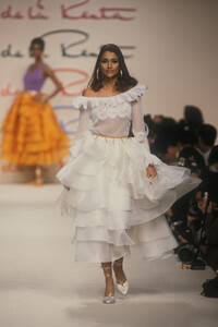 oscar-de-la-renta-ss-1992-6.thumb.jpg.34a7c3ec0b4d9b016b979045c62a2807.jpg