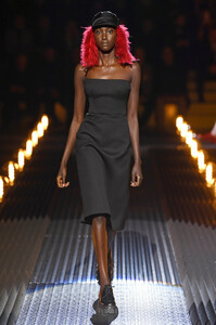 prada-rtw-fall-2019-milan-fashion-week-mfw-005(1).thumb.jpg.75f5c69b4b9325f620316cbfbd657996.jpg