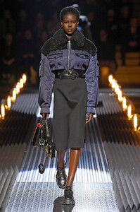 prada-rtw-fall-2019-milan-fashion-week-mfw-037(1).thumb.jpg.7d0d2ab27a9981eeae68193a945d5c0f.jpg