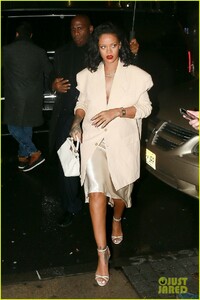 rihanna-braves-the-rainy-weather-for-dinner-in-nyc-01.jpg