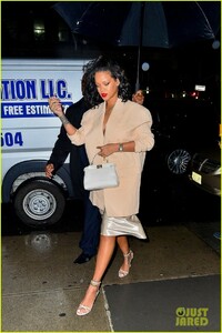 rihanna-braves-the-rainy-weather-for-dinner-in-nyc-03.jpg