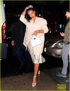 rihanna-braves-the-rainy-weather-for-dinner-in-nyc-05.jpg