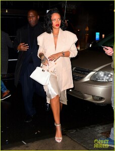 rihanna-braves-the-rainy-weather-for-dinner-in-nyc-07.jpg