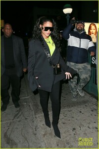 rihanna-goes-neon-for-club-appearance-nyc-01.jpg