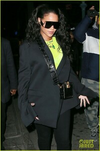 rihanna-goes-neon-for-club-appearance-nyc-04.jpg