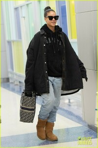 rihanna-touches-down-at-jfk-nyc-02.jpg