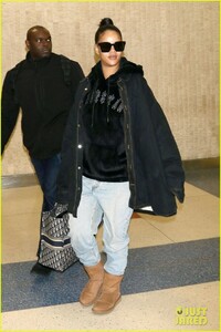 rihanna-touches-down-at-jfk-nyc-04.jpg