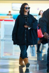 rihanna-travel-style-01-28-2019-1.jpg