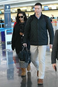 rihanna-travel-style-01-28-2019-2.jpg