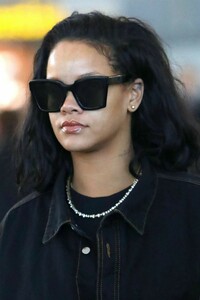 rihanna-travel-style-01-28-2019-3.jpg