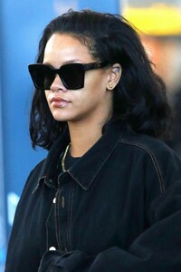 rihanna-travel-style-01-28-2019-4.jpg