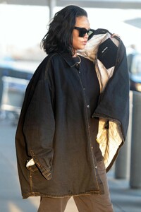 rihanna-travel-style-01-28-2019-7.jpg