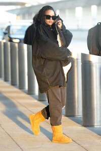 rihanna-travel-style-01-28-2019-8.jpg