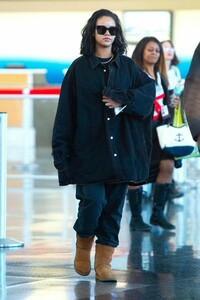 rihanna-travel-style-01-28-2019-9.jpg