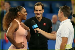 roger-federer-defeats-serena-williams-in-mixed-doubles-tournament-01.jpg