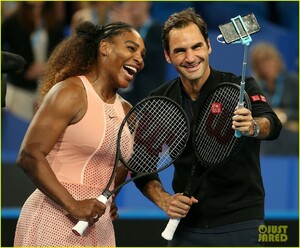 roger-federer-defeats-serena-williams-in-mixed-doubles-tournament-03.jpg