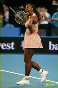 roger-federer-defeats-serena-williams-in-mixed-doubles-tournament-10.jpg