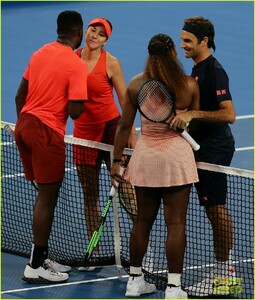 roger-federer-defeats-serena-williams-in-mixed-doubles-tournament-11.jpg