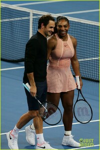 roger-federer-defeats-serena-williams-in-mixed-doubles-tournament-14.jpg