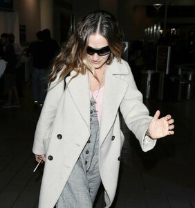 sarah-jessica-parker-lax-airport-in-los-angeles-01-02-2019-0.jpg