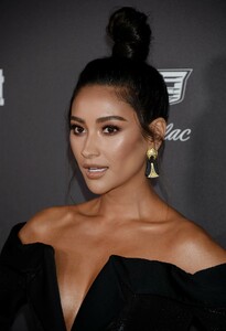 shay-mitchell-ew-pre-sag-2019-party-3.jpg