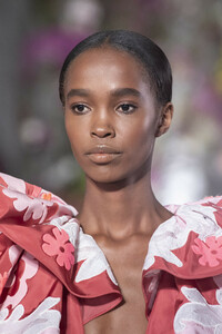 valentino-hc-clp-rs19-0551.thumb.jpg.47b5140035af84d8c9a9f4cd794c207b.jpg