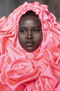 valentino-hc-clp-rs19-1775.thumb.jpg.619408b5fa86b5897543db15ca9e63bb.jpg