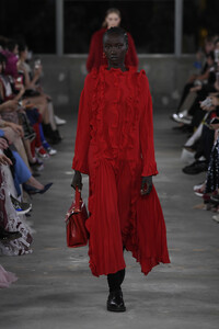 valentino-pf-2019-003(1).thumb.jpg.2dda02c1442c02670ffaca74ccc35043.jpg