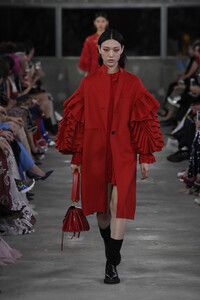 valentino-pf-2019-006(1).thumb.jpg.692b3fb5a1e7e4ff8528c9082da11f24.jpg