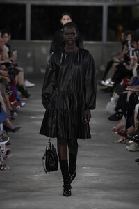 valentino-pf-2019-036(1).thumb.jpg.29593030eeae0f1d2509fea505a9231a.jpg