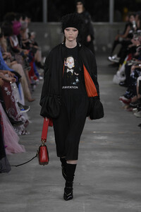 valentino-pf-2019-062(1).thumb.jpg.bb939dc30cf3eef7bb82836a17517301.jpg