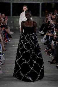 valentino-pf-2019-074(1).thumb.jpg.8446109fe6b61807760b0659805443ea.jpg
