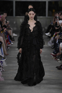 valentino-pf-2019-076(1).thumb.jpg.b012beec08d2e2bb27409df21adffc5e.jpg