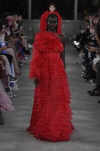 valentino-pf-2019-090(1).thumb.jpg.0b52c8d444462218f1067dc5a912d955.jpg