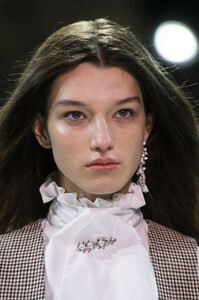 vauthier-hc-clp-rs19-1028.thumb.jpg.5e1c34ac9f8b9a667e61b3ae569425c9.jpg