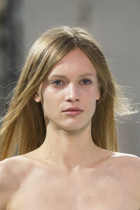 vauthier-hc-clp-rs19-1494.thumb.jpg.31eeb9232c1d33d69e8f0b50802e7a14.jpg