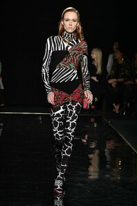 versace-pf19-025(1).thumb.jpg.89b11a95751009cbcae118279e47fc44.jpg