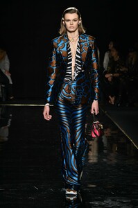 versace-pf19-030(1).thumb.jpg.ebb90c53b352fe09c1c4707d4e0f5f72.jpg