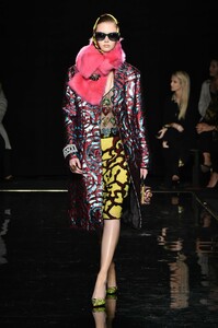 versace-pf19-041(1).thumb.jpg.6d0022111f54537f6b3cb8d76dbed95e.jpg