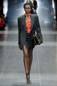 versace-rtw-fall-2019-milan-fashion-week-mfw-014(1).thumb.jpg.49d0032cc808485c6157ac3e45f5f03d.jpg