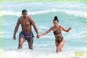 victor-cruz-karrueche-tran-miami-beach-07.jpeg