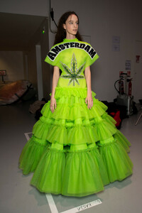 viktor-e-rolf-hc-bks-v-rs19-9460.thumb.jpg.34d0b14683ed6df7cfc75e8a0b57883a.jpg