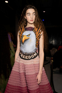 viktor-e-rolf-hc-bks-v-rs19-9542.thumb.jpg.6c95ff975dd72152eb9b153ecead3e04.jpg