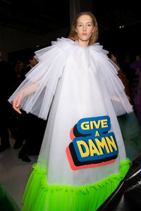 viktor-e-rolf-hc-bks-v-rs19-9575.thumb.jpg.4e284751ef7b4473a1f6f5effd42c37a.jpg