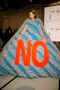 viktor-e-rolf-hc-bks-v-rs19-9592.thumb.jpg.55092a0a864d75d5721366dcf9f4628a.jpg