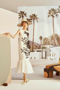 00001-carolina-herrera-vogue-resort-2019-pr-683x1024.jpg