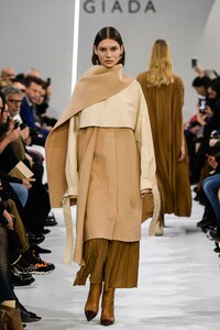 00002-GIADA-FALL-2019-READY-TO-WEAR.thumb.jpg.be6a48de821a7bbcb2814ec3e805ccef.jpg