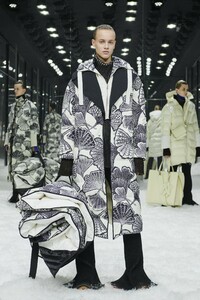 00002-MONCLER-1952-WOMENS-2019-READY-TO-WEAR.thumb.jpg.ceb8d490cce31af8bb32f45a5a9e4d92.jpg